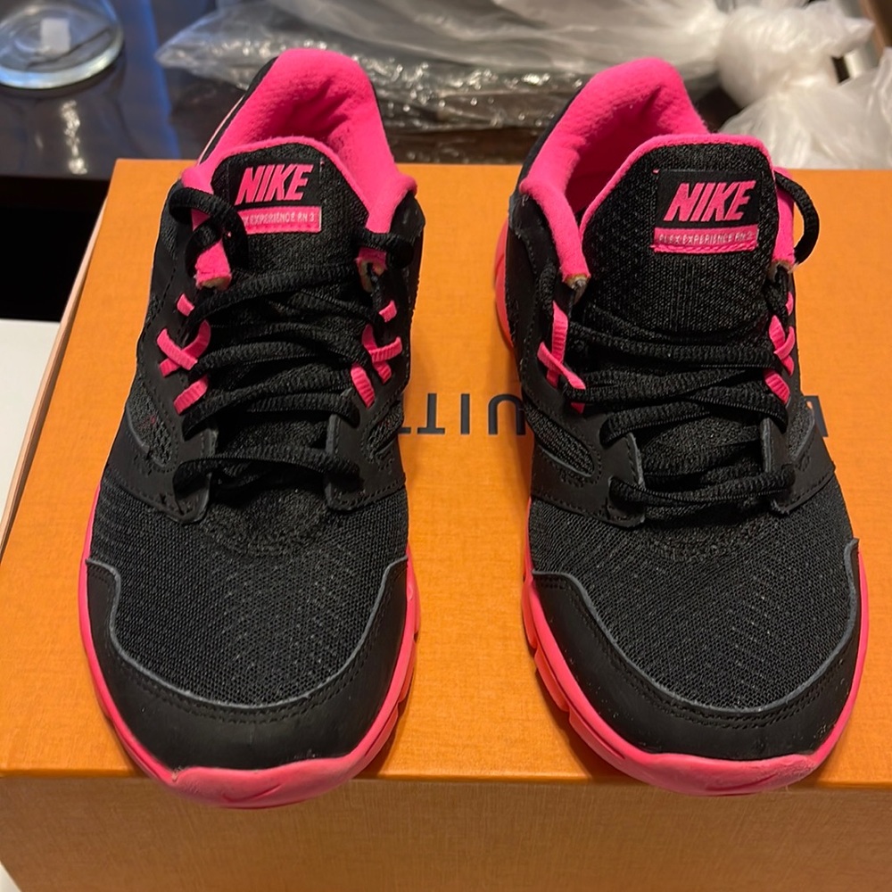 NIKE FLEX EXPERIENCE RN 3  👟 Girls 6.5 (Black & Pink)    🌸🌸 Gently used